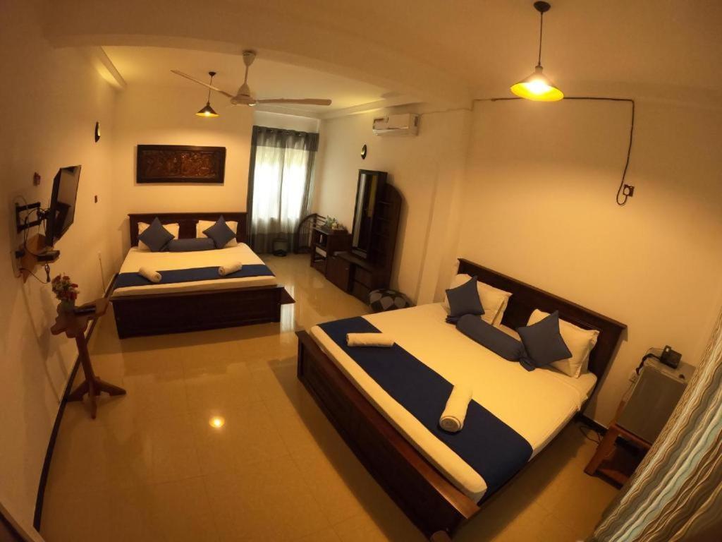 Oyo Kings Hotel Katunayaka Buitenkant foto