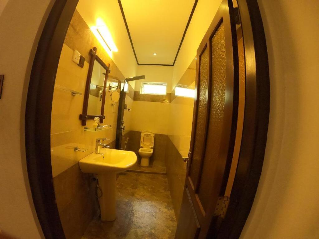 Oyo Kings Hotel Katunayaka Buitenkant foto