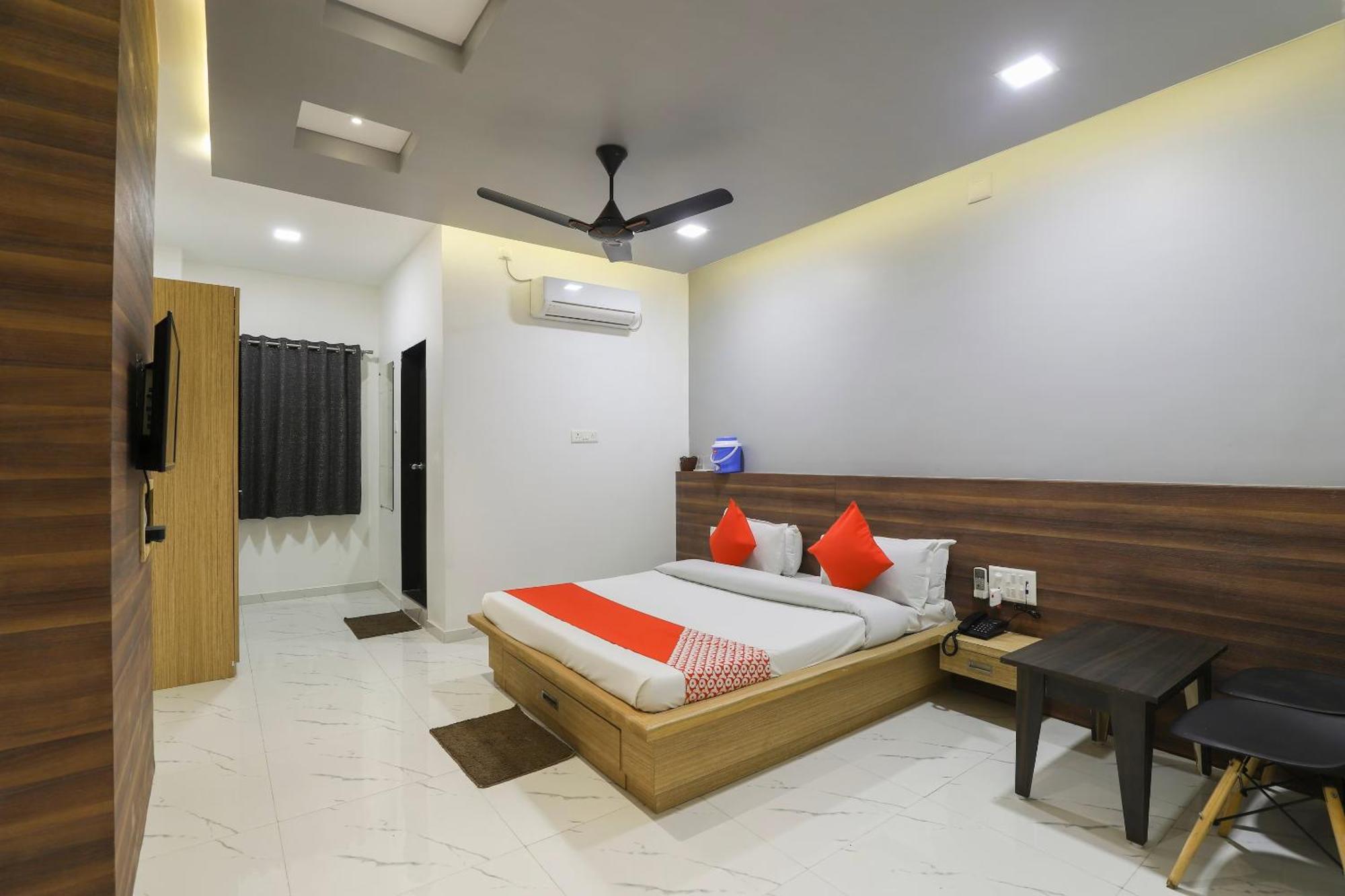 Oyo Kings Hotel Katunayaka Buitenkant foto