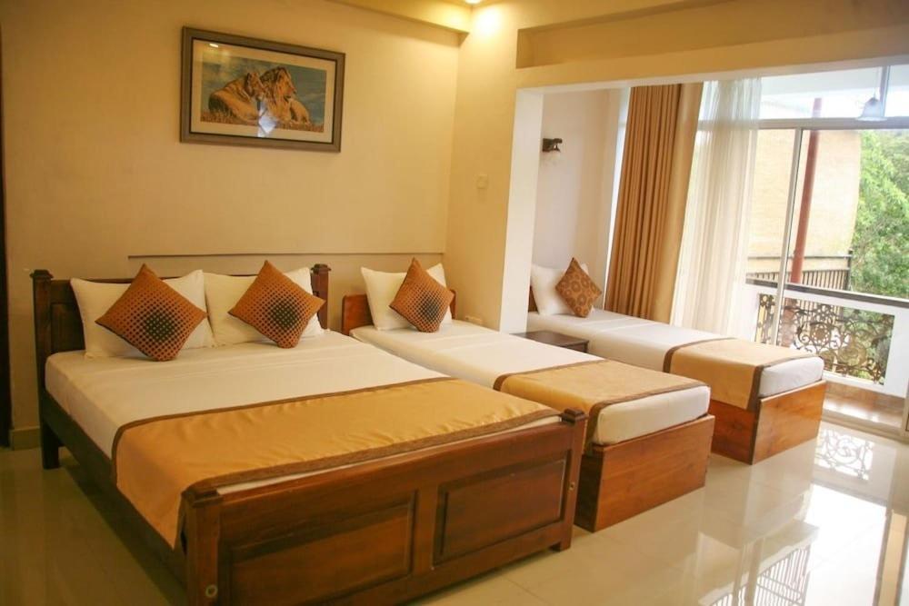 Oyo Kings Hotel Katunayaka Buitenkant foto