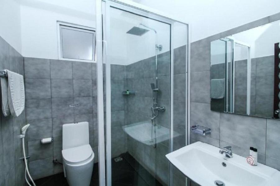 Oyo Kings Hotel Katunayaka Buitenkant foto